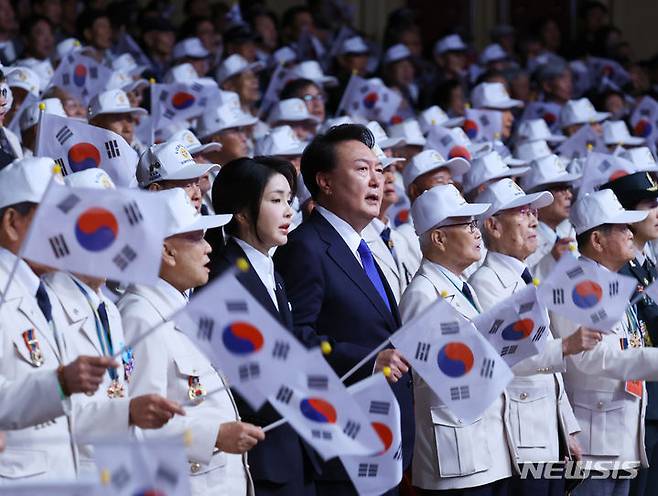 [대구=뉴시스] 최진석 기자 = 윤석열 대통령과 부인 김건희 여사가 25일 대구 북구 엑스코에서 열린 6·25전쟁 74주년 행사에서 6·25의 노래를 제창하고 있다. 2024.06.25. myjs@newsis.com