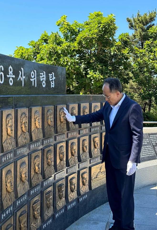 [서울=뉴시스] 조성봉 기자= 제22대 국회 원 구성 결과에 대한 책임으로 사의를 표명한 추경호 국민의힘 원내대표가 25일 인천 옹진군 백령도를 방문, 천안함 46용사 위령탑에 참배하고 있다. (사진=국민의힘 제공) 2024.06.25. photo@newsis.com *재판매 및 DB 금지