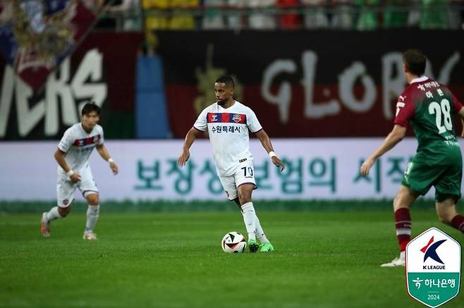 [서울=뉴시스] 프로축구 K리그1 수원FC 안데르손이 29일 오후 7시30분 대전월드컵경기장에서 열린 '하나은행 K리그1 2024' 20라운드 대전하나시티즌과의 원정 경기에 나서 공을 컨트롤하고 있다. (사진=한국프로축구연맹 제공) 2024.06.29. *재판매 및 DB 금지