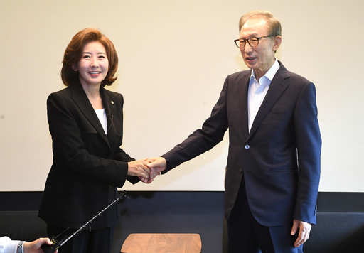 국민의힘 나경원 당 대표 후보(왼쪽)가 29일 서울 강남구의 이명박 전 대통령 사저를 찾아 이 전 대통령과 악수하고 있다. 나경원 후보 캠프 제공