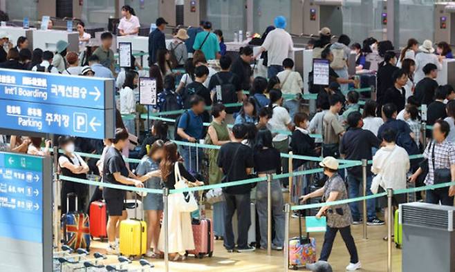 지난 17일 인천국제공항이 여행객으로 붐비고 있다. 뉴시스