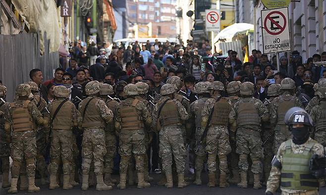 26일(현지시간) 볼리비아군 헌병대가 라파스에 있는 무리요 광장 입구를 통제하고 있다. 볼리비아 군부가 전차와 장갑차 등을 동원해 대통령궁에 진입해 쿠데타를 시도한 것으로 알려졌다. 연합뉴스