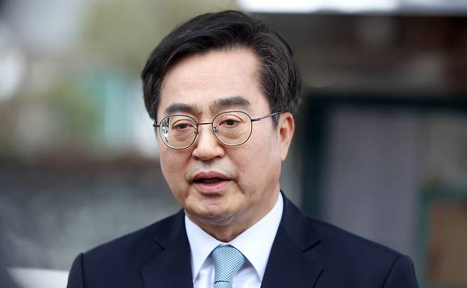 김동연 경기지사가 지난 3월5일 경남 양산을 찾아 문재인 전 대통령을 예방한 뒤 취재진 질문에 답하고 있다. ⓒ연합뉴스