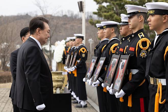 윤석열 대통령이 제9회 서해수호의날 기념식이 열린 3월22일 경기도 평택 소재 해군 제2함대사령부에서 제2연평해전 전승비를 찾아 참배하고 있다. ⓒ대통령실 제공