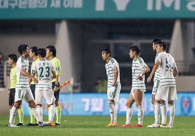 프로축구 전북 현대 선수들이 6월22일 대구FC와의 원정 경기에서 패배한 후 아쉬워하고 있다. ⓒ뉴시스