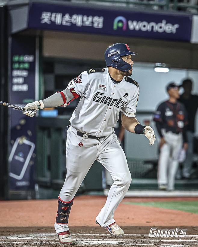 롯데 외야수 레이예스는 28일 사직구장에서 열린 '2024 신한 SOL Bank KBO 리그' 한화와 주말 3연전 첫 경기에서 4번타자 좌익수로 선발 출전했다. 이날 3안타로 3타점을 기록해 공격에 활력을 불어넣었다. 롯데 자이언츠