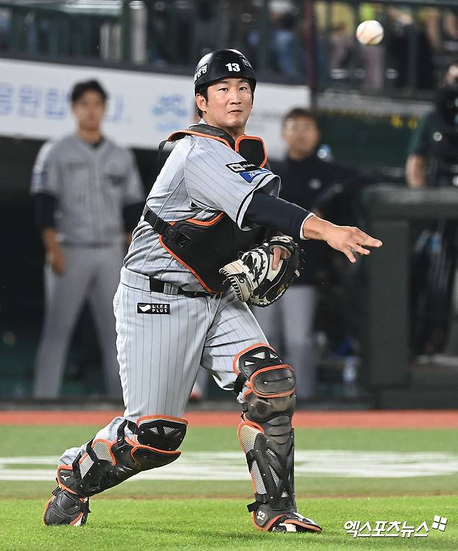 한화 포수 최재훈은 28일 사직구장에서 열린 '2024 신한 SOL Bank KBO 리그' 롯데와 주말 3연전 첫 경기 9번타자 포수로 선발 출전했다. 이날 3회말 황성빈을 스트라이크 낫아웃 출루로 내보냈다. 엑스포츠뉴스 DB