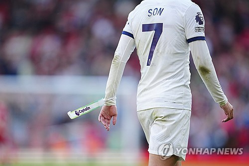 과거 에버턴 회장이었으며 현재 엘리트 클럽에 자문을 제공하는 축구 컨설팅 회사를 운영하고 있는 키스 와이네스는 토트넘이 손흥민에게 급료를 인상한 새로운 2년짜리 계약을 체결할 거라고 주장했다. 와이네스는 가치평가 측면에서 손흥민이 1억 파운드, 우리 돈 1700억원 수준의 가치를 지니고 있다고 평가했다. 이에 따라 토트넘이 손흥민을 2년 더 붙잡아 둘 것으로 예상했다. 연합뉴스