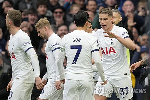 과거 에버턴 회장이었으며 현재 엘리트 클럽에 자문을 제공하는 축구 컨설팅 회사를 운영하고 있는 키스 와이네스는 토트넘이 손흥민에게 급료를 인상한 새로운 2년짜리 계약을 체결할 거라고 주장했다. 와이네스는 가치평가 측면에서 손흥민이 1억 파운드, 우리 돈 1700억원 수준의 가치를 지니고 있다고 평가했다. 이에 따라 토트넘이 손흥민을 2년 더 붙잡아 둘 것으로 예상했다. 연합뉴스