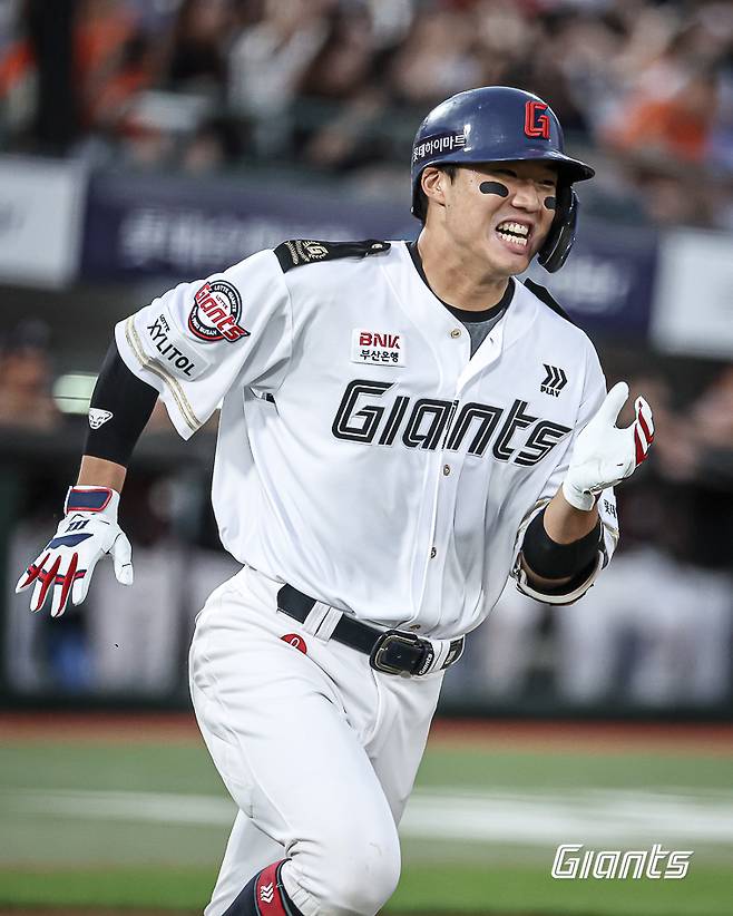 롯데 포수 손성빈은 28일 사직구장에서 열린 '2024 신한 SOL Bank KBO 리그' 한화와 주말 3연전 첫 경기에서 9번타자 포수로 선발 출전했다. 이날 결승타 포함 3안타로 팀 승리에 힘을 보탰다. 롯데 자이언츠