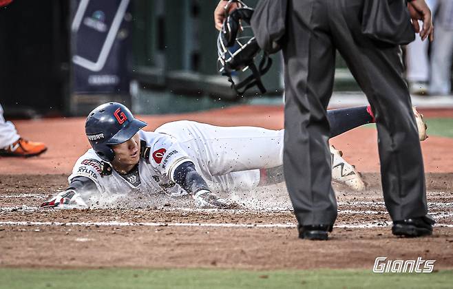 롯데 내야수 최항은 28일 사직구장에서 열린 '2024 신한 SOL Bank KBO 리그' 한화와 주말 3연전 첫 경기에서 7번타자 2루수로 선발 출전했다. 최항은 최근 고승민의 부상 이탈로 공백이 생긴 내야진에 활력을 불어넣고 있다. 롯데 자이언츠