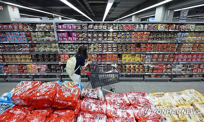 K라면 수출 '월 1억달러' 첫돌파 (서울=연합뉴스) 신현우 기자 = 한국의 라면 수출 금액이 월간 기준 1억 달러를 처음으로 돌파했다. 19일 관세청 수출입무역통계에 따르면 지난달 라면 수출액은 1억859만달러(약 1천470억원)로 작년 동월(7천395만달러)보다 무려 46.8% 증가했다.
    최근 한국 라면 수출의 상당 부분을 차지하는 것은 삼양식품의 불닭볶음면이다. 삼양식품은 특히 '까르보불닭' 등의 인기 덕분에 해외 매출액이 85% 늘었다. 전체 매출액에서 해외 비중은 올해 1분기 75%로 작년 1분기(64%)보다 급증했다.
    사진은 이날 서울 시내 한 대형마트에서 판매 중인 라면. 2024.5.19 nowwego@yna.co.kr