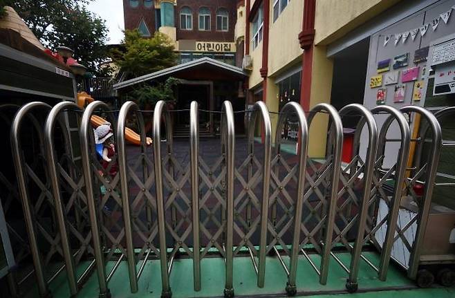 문 닫은 어린이집 (전주=연합뉴스) 정경재 기자 = 27일 오전 전북 전주시 한 어린이집 출입문이 굳게 닫혀 있다. 2024.6.29