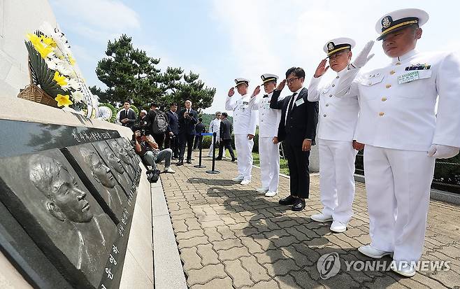 경례하는 제2연평해전 참전 장병들 (평택=연합뉴스) 홍기원 기자 = 29일 오전 경기도 평택시 해군 제2함대사령부에서 열린 '제2연평해전 승전 22주년 기념식'에서 참전 장병들이 경례하고 있다. 2024.6.29 xanadu@yna.co.kr