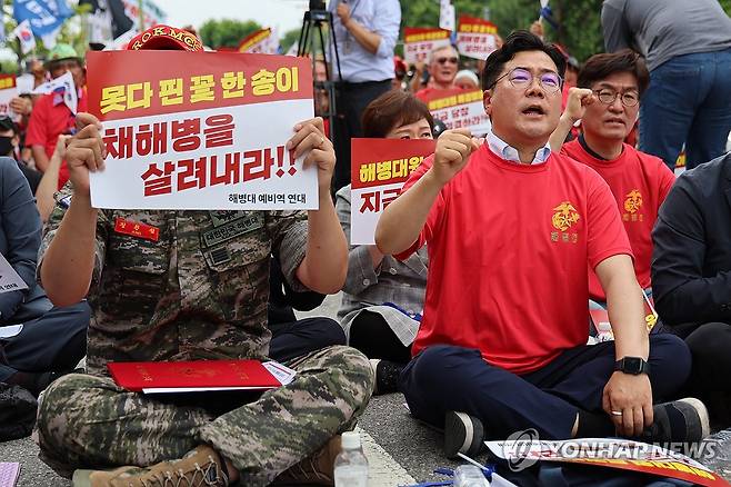 구호 외치는 박찬대 원내대표 (서울=연합뉴스) 신현우 기자 = 더불어민주당 박찬대 대표 직무대행 겸 원내대표가 29일 오후 서울 용산구 서울 지하철 6호선 한강진역 인근에서 열린 해병대 예비역연대 주최 '해병대원 순직 및 수사외압 사건 특검법, 국정조사 촉구 범국민 집회'에 참석해 구호를 외치고 있다. 2024.6.29 nowwego@yna.co.kr