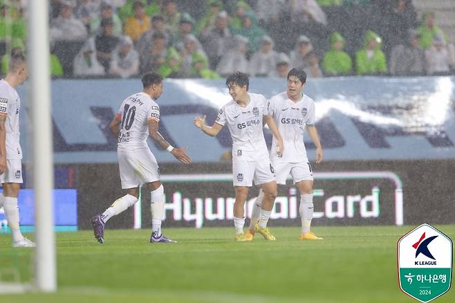 한승규(가운데)의 골에 기뻐하는 서울 선수들 [한국프로축구연맹 제공. 재판매 및 DB 금지]