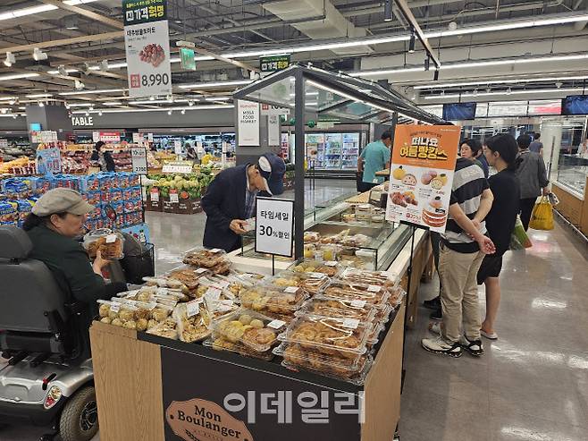 26일 늦은 오후 서울 마포구 성산동의 한 대형마트에서 시민들이 마감 할인하는 베이커리류를 구매하고 있다. (사진=김형환 기자)
