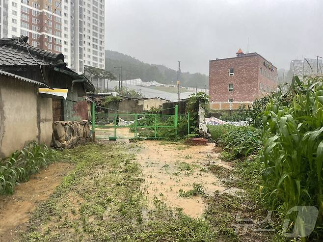 전날부터 내린 비로 인해 광주 북구의 한 주택에 토사가 일부 들어와 있다.(광주 북구청 제공) 2024.6.30/뉴스1