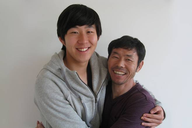 2011년 3월 독일에서 만난 열아홉살 손흥민 선수와 그의 아버지 손웅정 감독. /장민석 기자