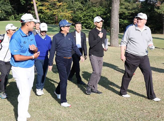 일본을 방문한 도널드 트럼프 당시 미국 대통령(오른쪽)이 사이타마(埼玉) 현 가스미가세키(霞が關)CC에서 아베 신조 당시 일본 총리와 웃으며 걷고 있다. 두 정상의 골프회동에는 세계 랭킹 4위의 일본인 골퍼 마쓰야마 히데키(松山英樹) 선수가 함께 했다./조선일보DB