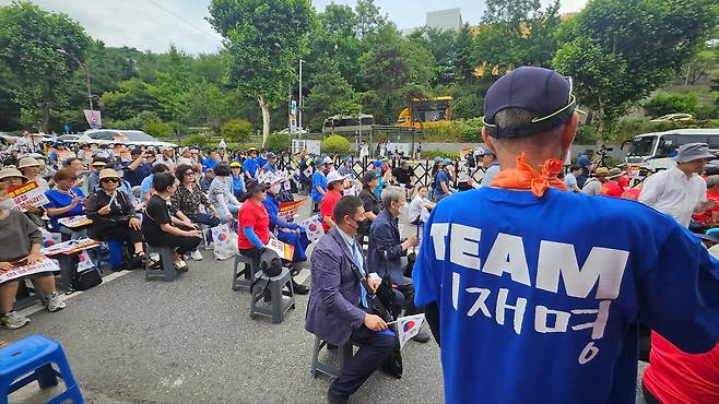 지난 29일 서울 용산구 지하철 6호선 한강진역 2번 출구 인근에서 열린 해병대 예비역 연대 집회에서 'TEAM 이재명'이라고 적힌 티셔츠를 입은 지지자들이 집회에 참석하고 있다. /서보범 기자