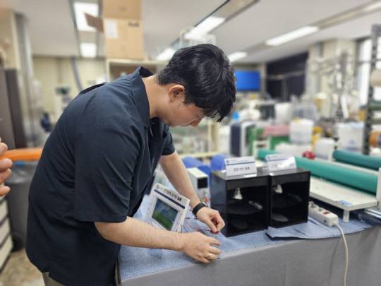 박재중 연세대 신소재공학과 박사후연구원이 '기능성 초미립자 공정연구실'에 설치된 장치를 점검하고 있다. 이 연구실은 빛의 모든 파장대를 제어하는 기술을 개발하고, 이를 바탕으로 빛과 열을 자유자재로 투과시키거나 차단하는 필름 형태 소재를 상용화했다.