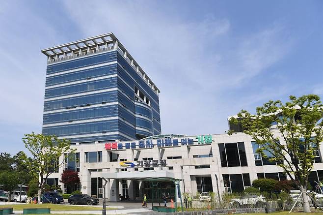 공무원 갑질 논란을 빚고 있는 부산 기장군청 전경. 부산 기장군 제공