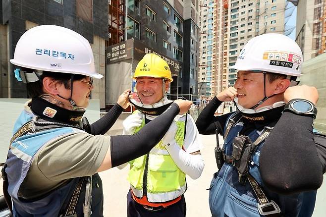 지난 26일 서울 성동구 행당동 '라체르보 푸르지오 써밋' 현장에서 근로자들이 쿨다운 아이스 튜브를 착용하고 있다. 대우건설 제공