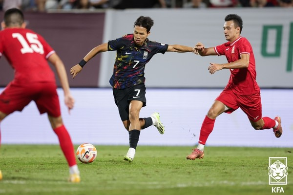 엄지성(왼쪽, 한국 올림픽 남자 축구 대표팀). 대한축구협회 제공