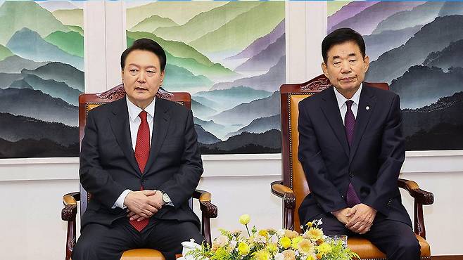 윤석열 대통령과 김진표 전 국회의장 [자료사진]