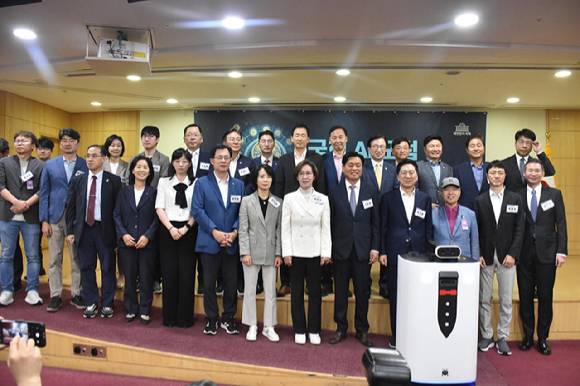 '국회 AI포럼' 창립 기념식에서 참석자들이 기념 촬영하고 있다. [사진=이인선 국민의힘 의원실]