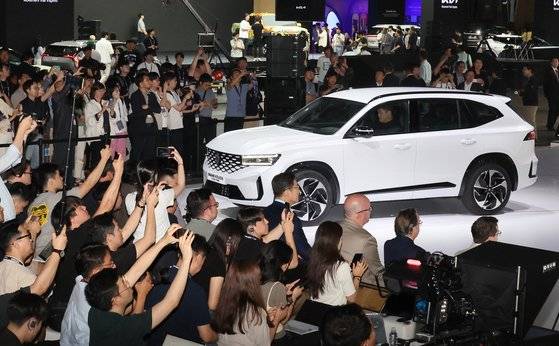 르노코리아가 2024 부산모빌리티쇼에서 전 세계 최초로 공개한 '그랑 콜레오스' . 송봉근 기자