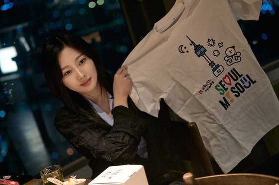 (위) 서울마이소울샵 종로점 전경. (아래) 지젤은 여행 기념으로 서울 굿즈 남산 티셔츠를 선물 받고 즐거워했다. 사진 서울관광재단