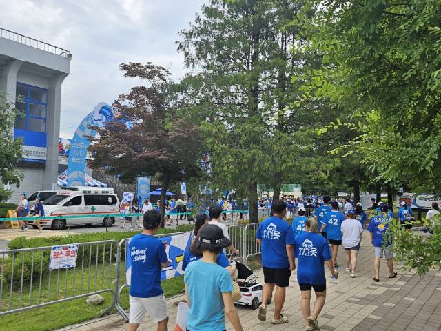▲ 전국 순회 대형공연 ‘싸이 흠뻑쇼’가 지난 29일 원주에서 지역 유관기관들의 협조로 안전사고 없이 열렸지만 지역주민을 포용하지 못한 공연 운영으로 원성을 샀다. 강주영