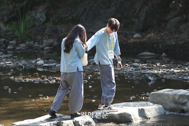 ‘나는 절로, 한국문화연수원’편에 참가한 참가자들이 지난 16일 짝궁과 함께 마곡사로 가는 돌다리를 건너고 있다. 이번 프로그램은 충남 공주시 마곡사 한국문화연수원에서 대한불교조계종사회복지재단과 보건복지부의 후원으로 진행됐다. 한수빈 기자