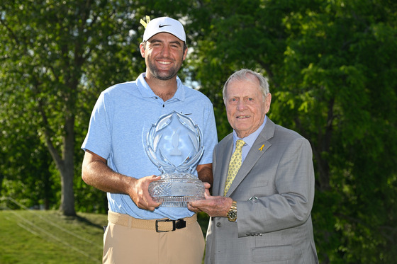 Scottie Scheffler, left, and Jack Nicklaus stand together on the 18th green with the trophy after the final round of the Memorial Tournament presented by Workday at Muirfield Village Golf Club on June 9 in Dublin, Ohio. [GETTY IMAGES]