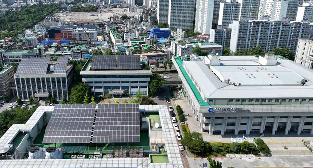 30일 인천 남동구 구월동 인천시청과 인천시교육청 일부 건물 옥상에 태양광 발전 설비가 있다. 조병석기자