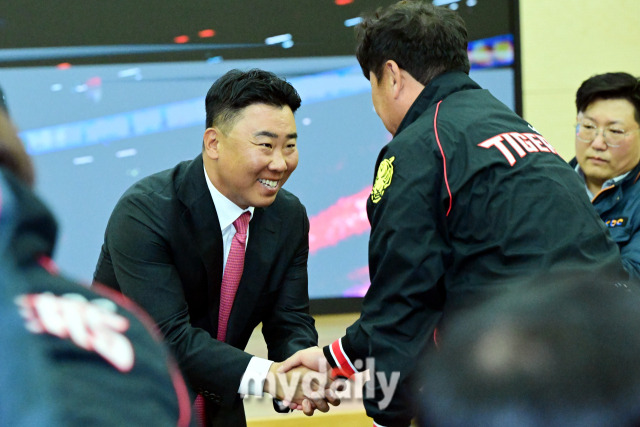 2024년 3월 8일 오후 광주광역시 서구 'KIA 오토랜드 광주' 대강당에서 진행된 'KIA 타이거즈 제 11대 감독 이범호 감독 취임식' 이범호 감독이 진갑용 코치와 인사를 하고 있다.이범호 감독은 계약 기간 2년, 계약금 3억원, 연봉 3억원 등 총 9억원에 계약했다./마이데일리