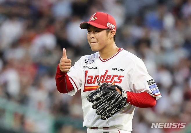 [인천=뉴시스] 김근수 기자 = 프로야구 SSG 랜더스가 단기 대체 외국인 선수 시라카와 게이쇼와 기존 외국인 선수인 로에니스 엘리아스 중 한 명을 선택해야 하는 시간이 가까워졌다. 사진은 지난 13일 인천 SSG랜더스필드에서 열린 2024 신한 쏠뱅크 KBO리그 KIA 타이거즈와 경기에서 5회초 따봉을 날리며 마운드를 내려오고 있는 시라카와. 2024.06.13. ks@newsis.com