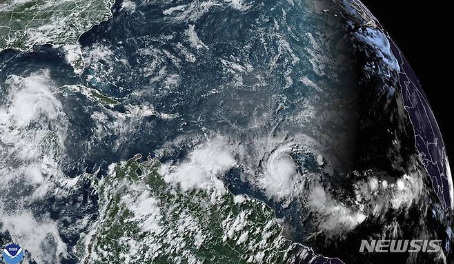 [AP/뉴시스] 미국 해양대기국(NOAA)의 29일 오후4시20분(한국시각 30일 아침5시20분) 위성사진으로 허리케인 베릴(아래 중앙오른쪽)이 카리브해로 접근하고 있다