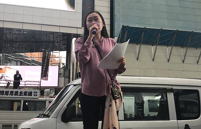 'AV업계에 유리한 AV신법에 반대하는 긴급 액션' 집회 중 단상에 올라 발언하는 니토 유메노 대표. SNS 캡처