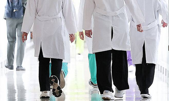 서울의 한 병원에서 의료진이 발걸음을 옮기고 있다. 뉴스1