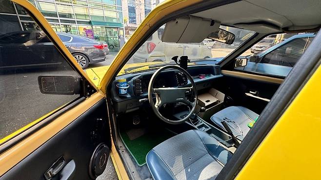 포니2 픽업 실내 모습.