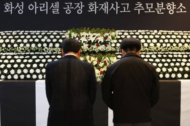 지난 6월 28일 경기도 화성시청에 설치된 아리셀 공장 화재 사고 추모 분향소에서 추모객이 희생자들을 추모하고 있다. 화성=연합뉴스