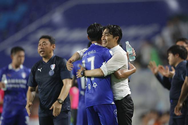 박승수를 끌어안는 변성환 감독. 프로축구연맹 제공