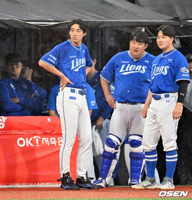 삼성 구자욱(왼쪽)이 29일 수원 삼성-KT전이 우천으로 중단되자 아쉬워하고 있다.