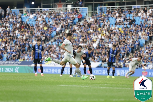 페널티킥을 시도하는 야고. /사진=한국프로축구연맹 제공