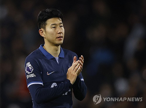 영국 축구 전문가로 알려진 키스 와이네스가 30일(한국시간) 영국 매체 풋볼 인사이더의 팟캐스트를 통해 손흥민과 토트넘 홋스퍼의 재계약이 지지부진하면서 사우디아라비아 이적 가능성을 다시 언급했다.   와이네스는 과거 2000년대 애스턴 빌라, 에버턴, 그리고 에버딘 회장을 맡았던 축구계에 굵직한 경력을 자랑하는 인물이다. 연합뉴스