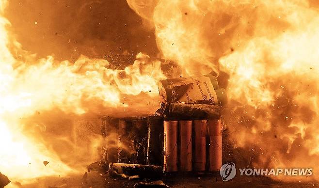 열폭주 일으키며 폭발하는 리튬 배터리 (대구=연합뉴스) 윤관식 기자 = 27일 대구 서구 가드케이 대구공장에서 열린 '리튬 배터리 화재 전용 소화 장치 시연'에 앞서 원통형 리튬 배터리에 열폭주 현상을 일으키는 모습. 2024.6.27 psik@yna.co.kr