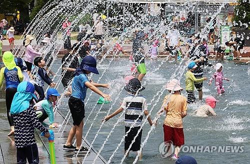 물놀이 즐기는 어린이들 (서울=연합뉴스) 이정훈 기자 = 한낮 기온이 30도까지 오르며 더운 날씨를 보인 9일 서울 여의도 물빛광장을 찾은 어린이들이 물놀이하며 더위를 식히고 있다. 2024.6.9
    uwg806@yan.co.kr 
(끝)